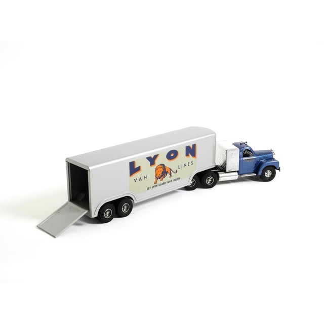 Original Smith Miller 1953 Model Lyon Van Lines Mack Truck, 2000s For Sale - Image 4 of 18