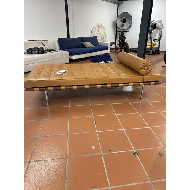 Made by Knoll daybed in leather, excellent condition. This piece has an attribution mark, I am sure that it is completely...