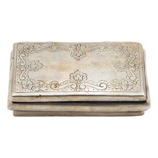 Rectangular Silver Snuff Box with Plant Engravings on the Hinged Lid For Sale