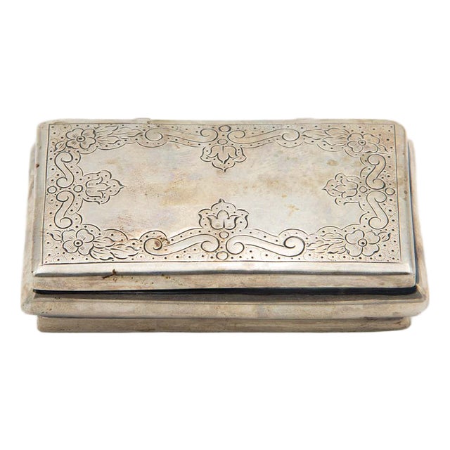 Rectangular Silver Snuff Box with Plant Engravings on the Hinged Lid For Sale
