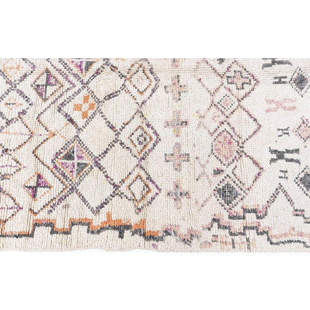 Ivory Doris Leslie Blau Moroccan Vintage Rug – Intricate Tribal Geometry For Sale - Image 8 of 9
