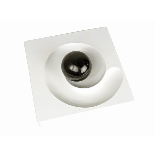 Sculptural Spiros Ashtray in Black Melamine by E. Peduzzi Riva for Artemide, 1968 For Sale - Image 3 of 6