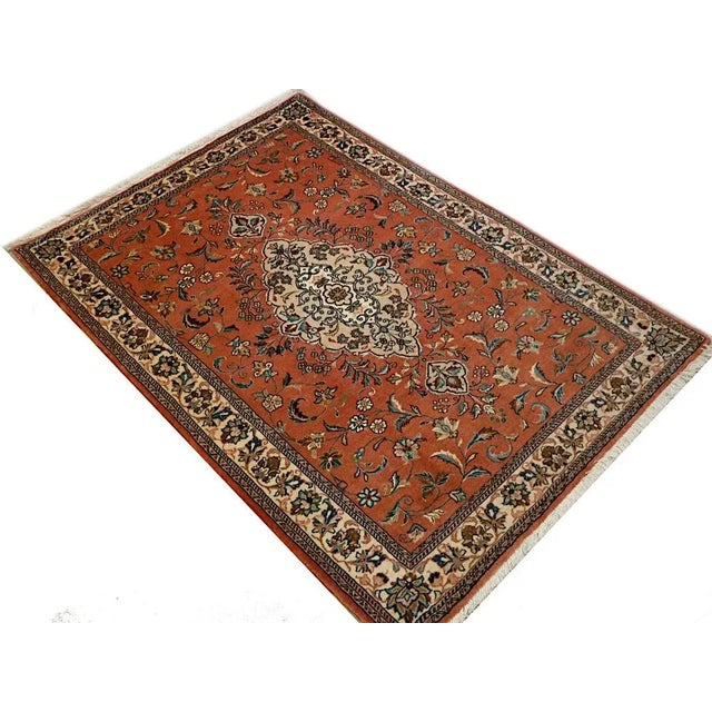 This Sarough Mahallat rug is made of cotton from cod wool. Very fine and dense link with approx. 400,000 knots / m².