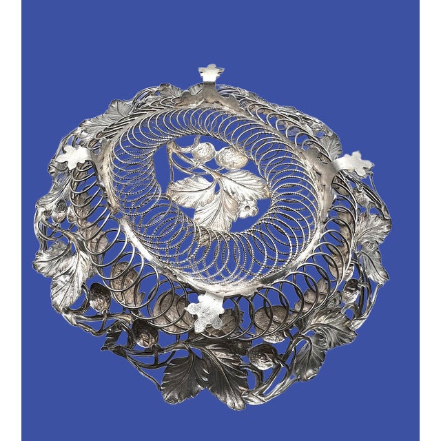 Late 19th Century Victorian English Silver Plated Strawberry Silver Basket With Handle For Sale In Chicago - Image 6 of 12
