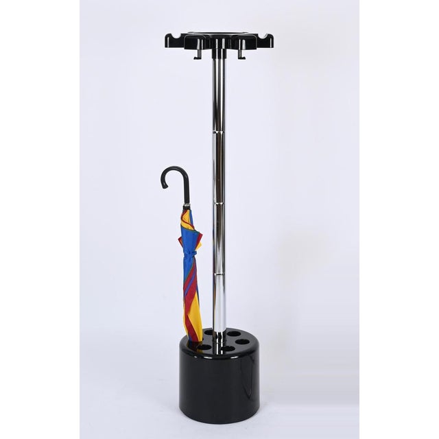 Wonderful Mid-Century modern coat stand made in chrome-plated steel and black abs plastic. This stylish object was...
