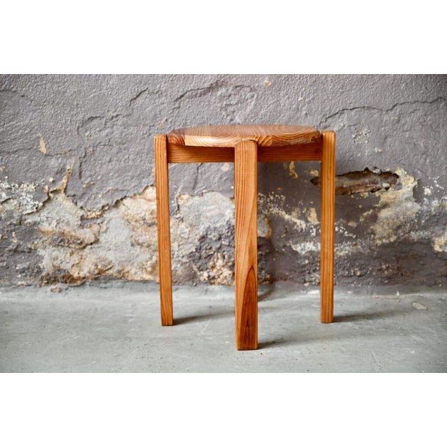 This stool is a vintage production with modern accents and mountain dwellers at the same time. Made of solid pine, its...
