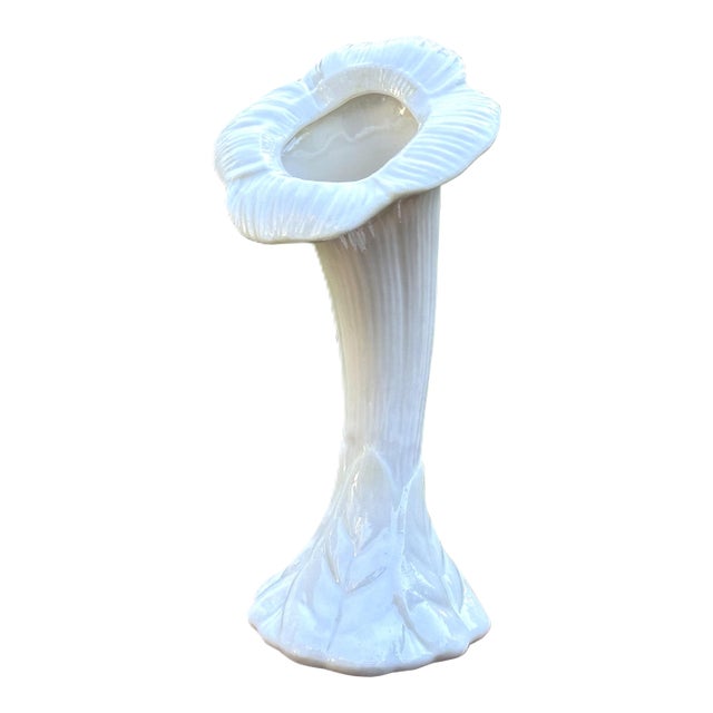 Belleek Sunflower Vase – Irish Porcelain Vase – Trumpet Shape – 6th Green Mark 1965–1980 – Vintage Collectible For Sale