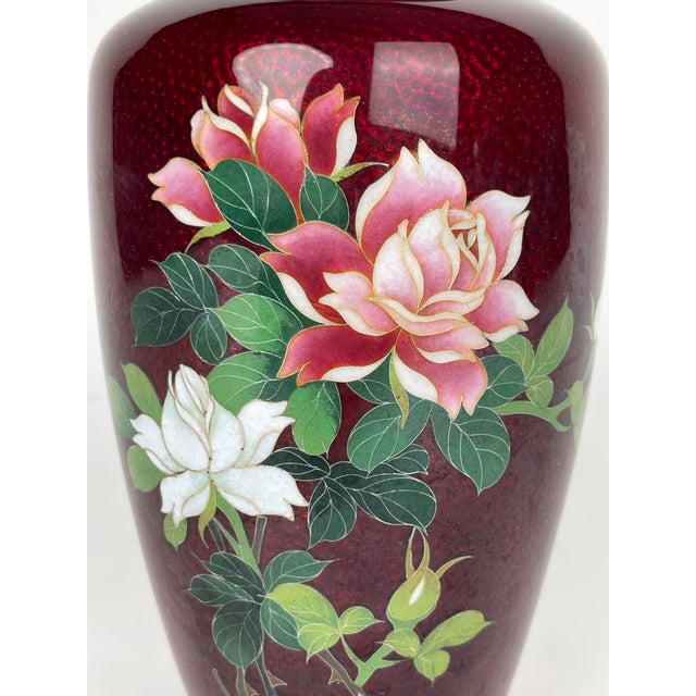 1950s A Japanese Red Ground Enamel Vase With Roses For Sale - Image 5 of 5