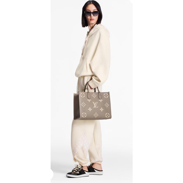 Louis Vuitton On The Go BICOLOR MM Monogram Empreinte Leather, Dove/Cream For Sale - Image 11 of 18