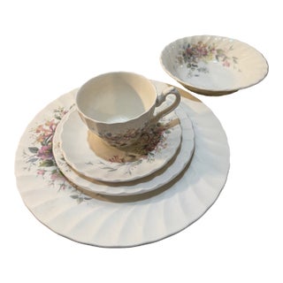Mid 20th Century Myott, Meakin & Co. Ltd. "Jamestown" Pattern Floral Dinnerware Set - 5pcs For Sale