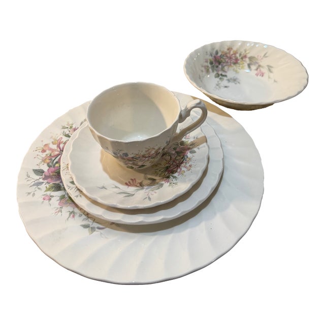 Mid 20th Century Myott, Meakin & Co. Ltd. "Jamestown" Pattern Floral Dinnerware Set - 5pcs For Sale