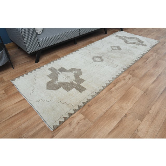 Turkish 1970s Vintage Handmade Wool Cotton Beige Area Rug For Sale - Image 3 of 11