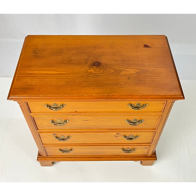 Kittinger Vintage Kittinger Colonial Revival Knotty Pine Small Chest of Drawers For Sale - Image 4 of 17
