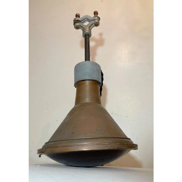 Industrial 1920s Rare Large Major Equipment Co. Industrial Red Glass Brass Flood Lamp Light For Sale - Image 3 of 14