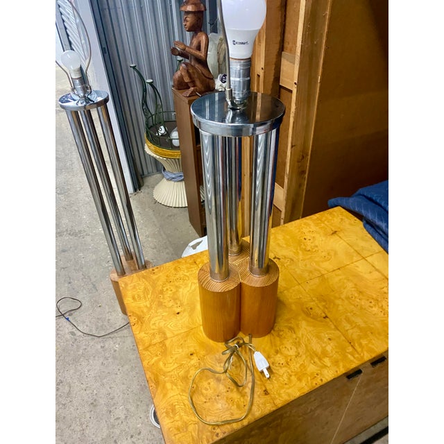 1970s Mid-Century Modern Chrome and Wood Table Lamp For Sale In Miami - Image 6 of 12