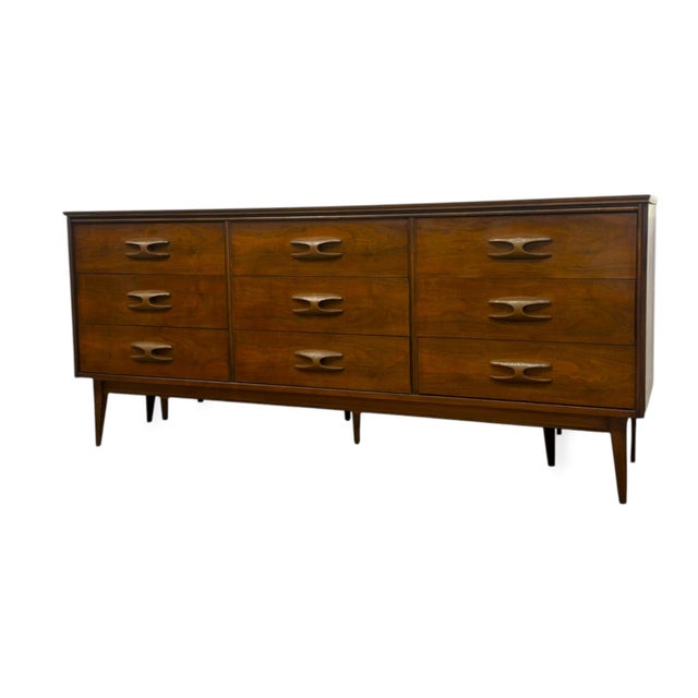 Bassett Vintage Mid-Century Modern Walnut Dresser Set – 9-Drawer Lowboy & 5-Drawer Highboy. For Sale - Image 4 of 11