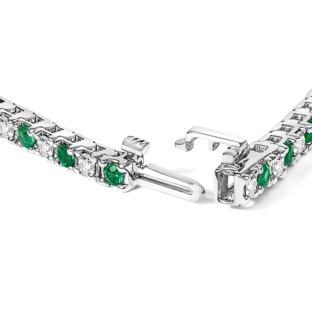 Contemporary 14K White Gold Alternating 1 1/2 Cttw Diamond and Emerald Tennis Bracelet For Sale - Image 3 of 5