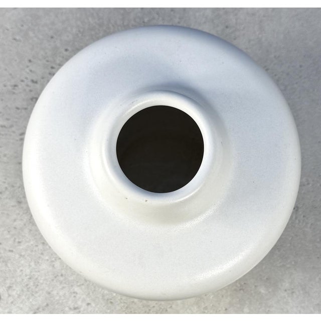 Small Ceramic Vase in White by Jan Bontjes Van Beek for Dr. Ing. Alfred Ungewiss, Germany, 1960s For Sale - Image 4 of 6