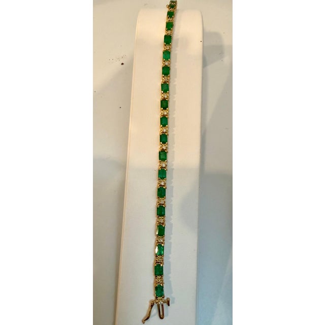 Gemstone 9 Carat Emerald Cut Emerald and Diamond Tennis Bracelet 14 Karat Yellow Gold For Sale - Image 7 of 18