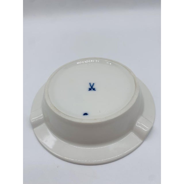 20th Century Sword Mark Onion Pattern 1st Choice Porcelain Ashtray from Meissen Porcelain For Sale - Image 3 of 6