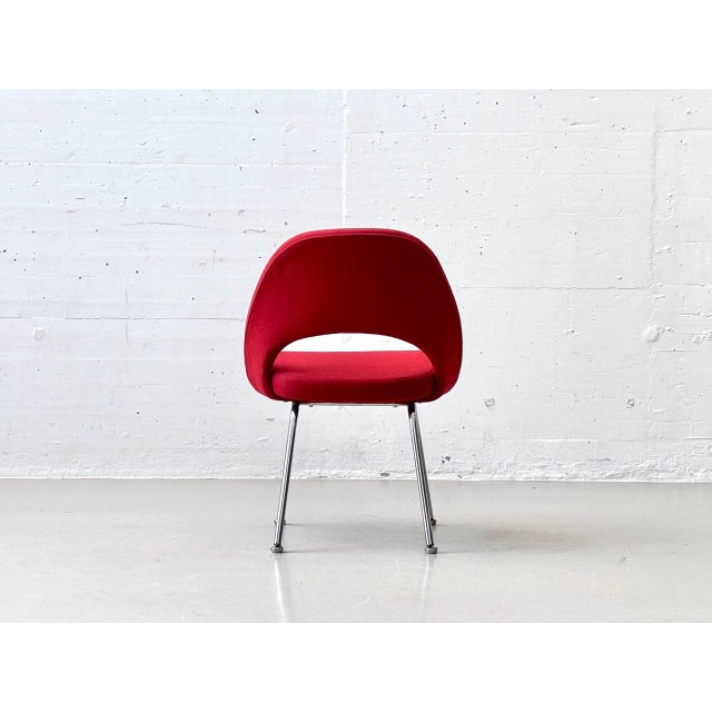 Eero Saarinen Vintage Executive Chair with Red Fabric Upholstery by Eero Saarinen for Knoll International, 1960s For Sale - Image 4 of 16