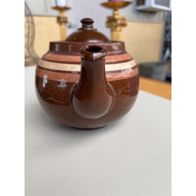 English 1940s Alcock Lindley Bloore Brown Betty Teapot For Sale - Image 3 of 11