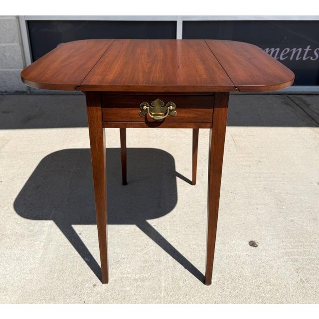 1980s Henkel Harris Solid Cherry Pembroke Drop-Leaf Side Table Model No. 5406 For Sale - Image 5 of 18