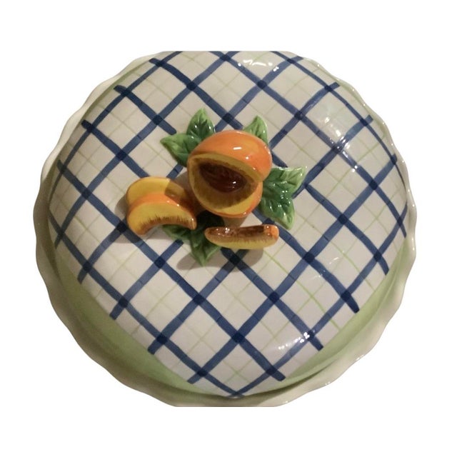 2000 - 2009 Vintage 2 Pc Bella Casa by Ganz Trompe L’Oeil Blue and White Plaid Peach 3d Fruit Kitchen Pie Saver Dish With Lid Peaches Scalloped Edge For Sale - Image 5 of 10