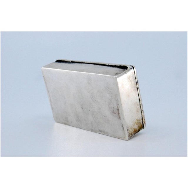 Snuff Box in Embossed Silver For Sale - Image 4 of 8