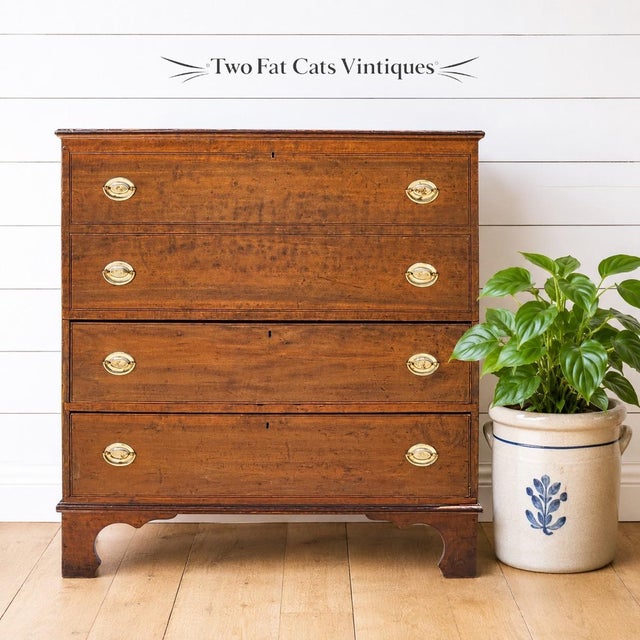 Early 19th Century American Federal Hepplewhite Style Mule Chest Blanket Box An exceptional and rare Early 19th Century...