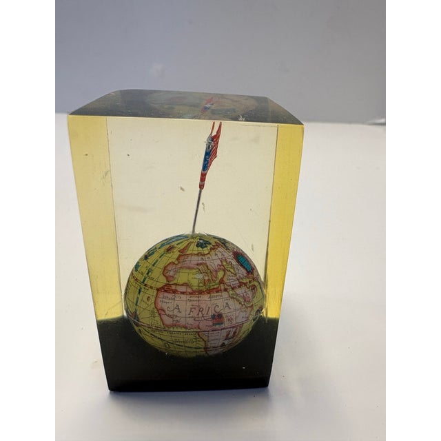 American 1960s Mid-Century Lucite Globe 2” H Paperweight With American Flag For Sale - Image 3 of 7