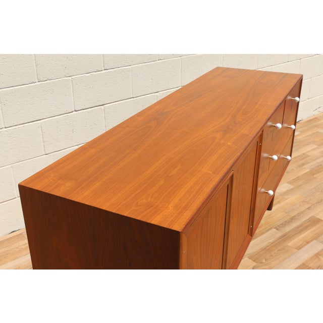 1950s Kipp Stewart & Stewart MacDougall for Drexel Declaration Mid-Century Walnut Dresser | 10 Drawers | Circa 1950s For Sale - Image 5 of 18