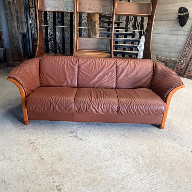 For your consideration, an Ekornes Stressless "Manhattan" 3-Seater Leather Sofa. This vintage mid-century modern style...