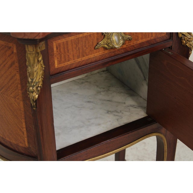 Bronze French Louis XV Marble Top Bronze Mounted Nightstand For Sale - Image 8 of 17