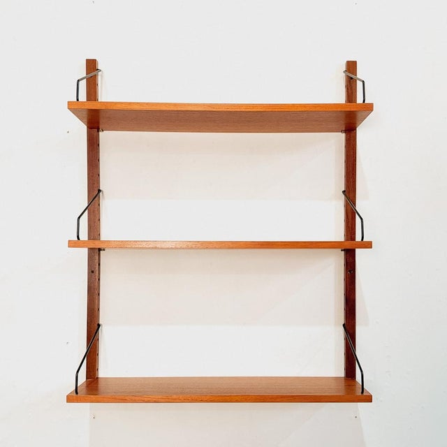 Classic modular wall system designed by Poul Cadovius for Cado. Thanks to its compact proportions, this system is ideal...