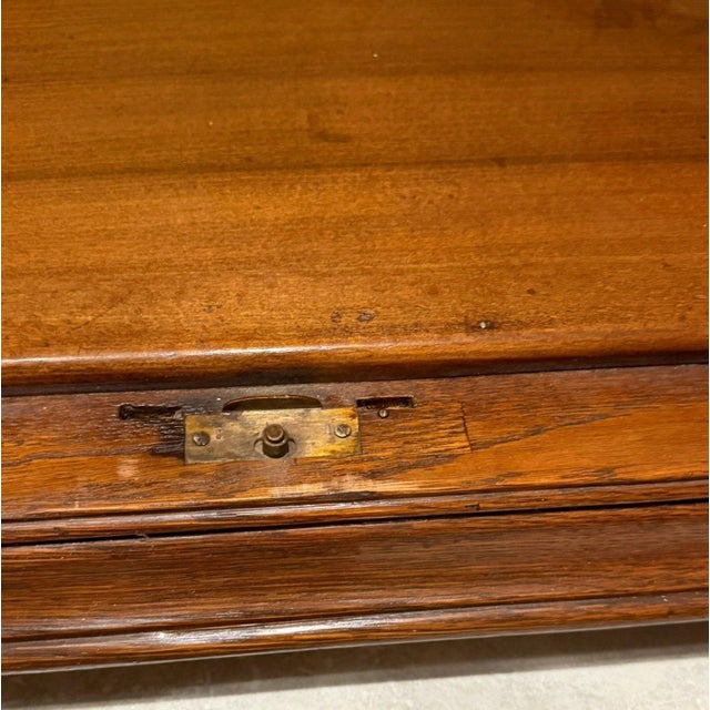 Antique C. 1900-1915 Quarter-Sawn Tiger Oak Beveled Glass Display China Cabinet For Sale - Image 16 of 18
