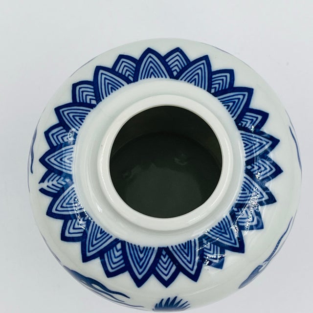 Vintage Chinoiserie Blue and White Porcelain Dragon Ginger Jar For Sale In New York - Image 6 of 9