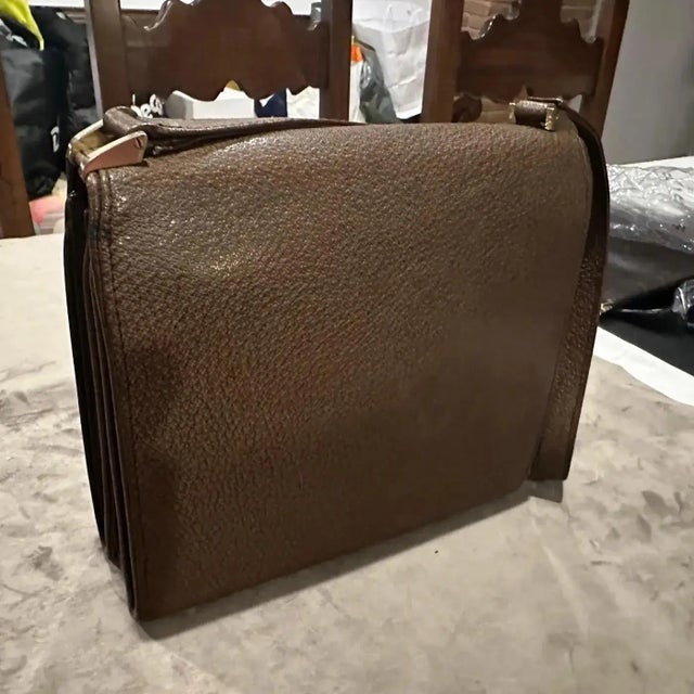 An Elegant 1970s Brown Leather and Brass Hardware Shoulder Bag by Gucci For Sale - Image 16 of 16