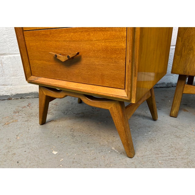 Unique Mid-Century Nightstands With Sculpted Pulls, A Pair For Sale In New York - Image 6 of 10