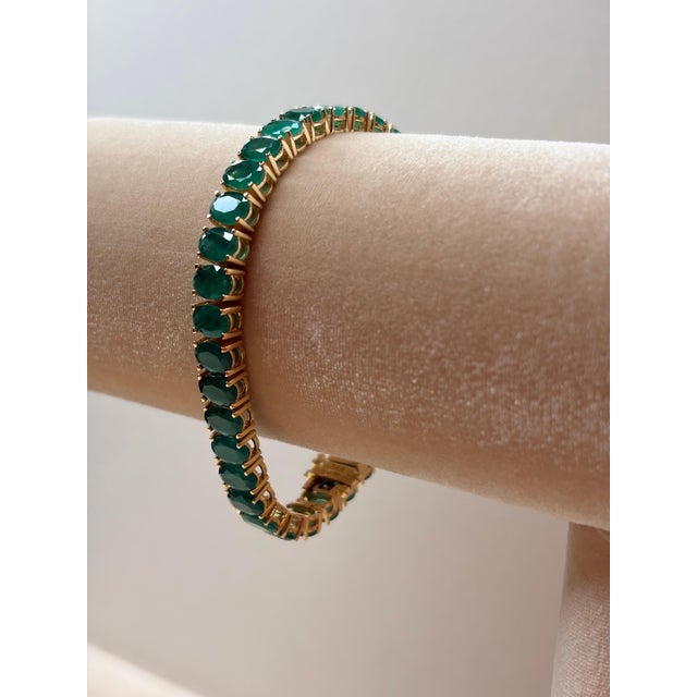 27 Carat Natural Emerald Tennis Bracelet, 14 Karat Yellow Gold, 21gm, 7.25 Inch For Sale - Image 4 of 8