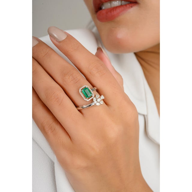 Emerald Ring Embellished With Cluster Diamond in 18k White Gold Size 5 For Sale - Image 4 of 12