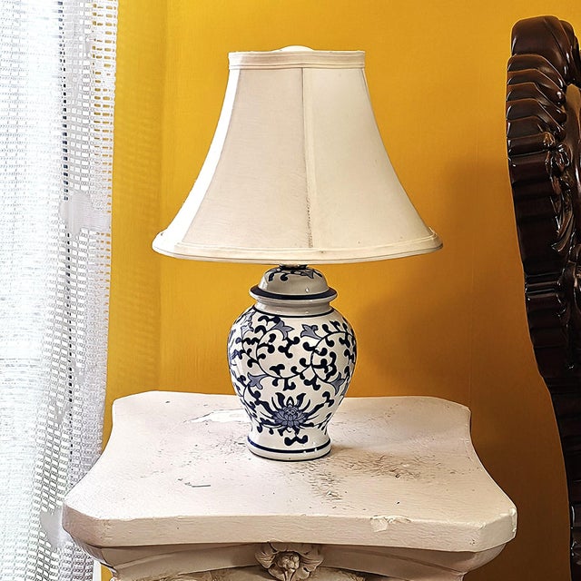 Vintage Blue & White Chinoiserie Ginger Jar Table Lamp – Porcelain Accent Lamp For Sale - Image 11 of 18