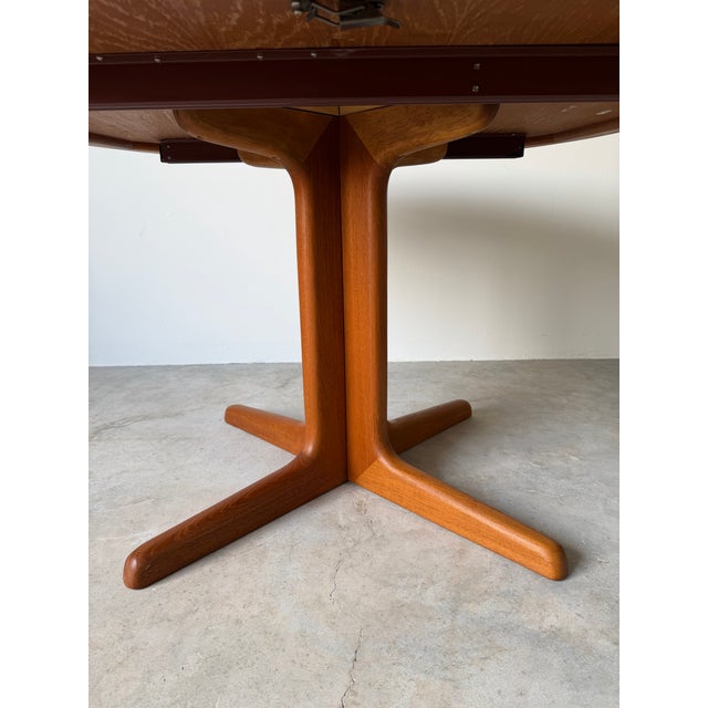 1970s Mid-Century Danish Modern Teak Expanding Round- Oval Dining Table For Sale - Image 13 of 18