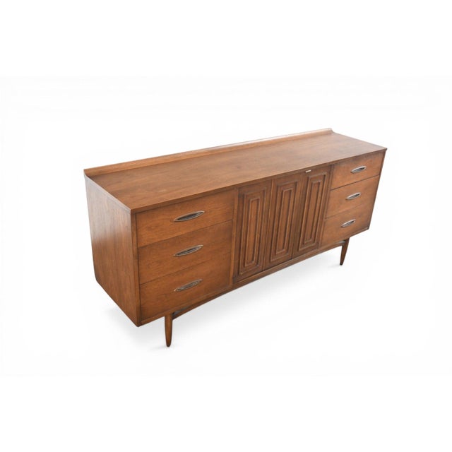 Wood Broyhill Sculptra Nine Drawer Low Dresser in Walnut | Mid Century Modern 1960s, Attributed For Sale - Image 7 of 9