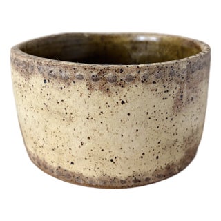 Signed Studio Pottery Bowl in Speckled Cream and Ochre Glaze For Sale