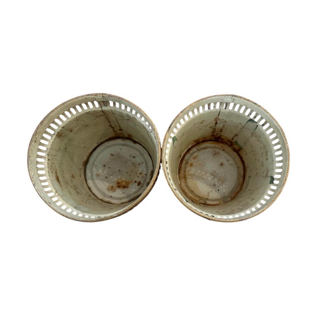 Mid 20th Century Vintage French Neoclassical Ruby Red & Giit / Gold Tole Lion Cachepot / Cache Pot / Planters With Lion Head Ring Handles, a Pair For Sale - Image 5 of 7