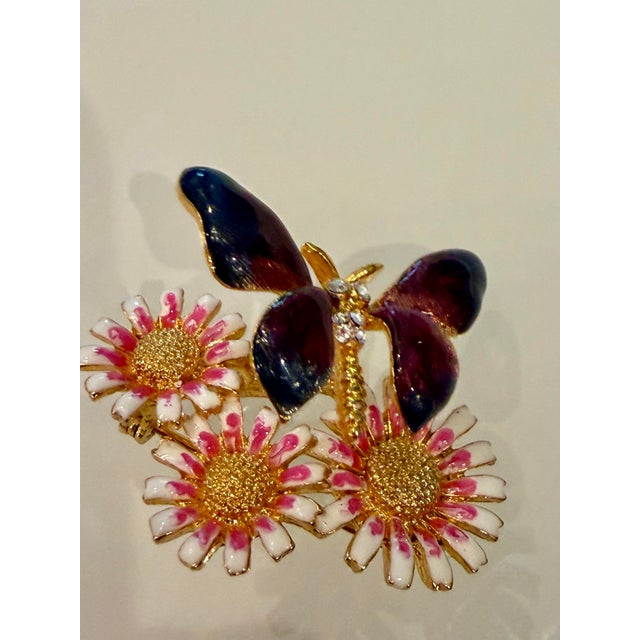 Mid-Century Modern Vintage 1960's Kenneth J. Lane Enamel and Crystal Trembler Butterfly on Daisies Brooch For Sale - Image 3 of 9