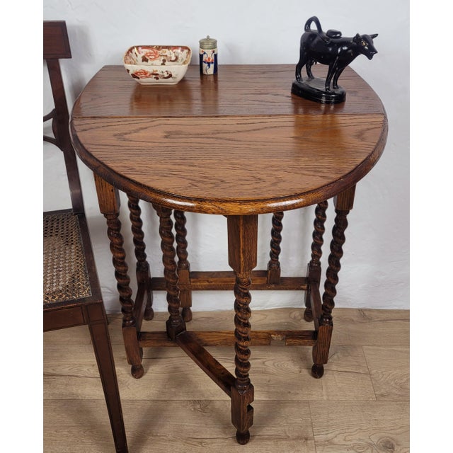 This stunning Oak drop leaf table has striking features that would compliment a country or rustic styled home setting....