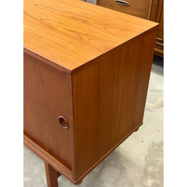 1970s Danish Modern Small Teak Cabinet Credenza by Dux - Vintage - Mid Century Modern For Sale In Tampa - Image 6 of 10