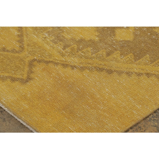 1950s Vintage Turkish Runner With Golden Hexagonal Medallion Design - Rug & Kilim For Sale - Image 5 of 8